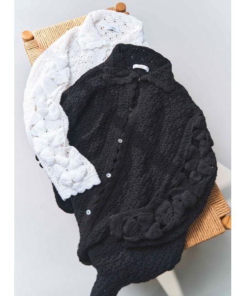 COEL（コエル）の「ハンドフラワービッグカーディガン（ニット/セーター・レディース・オフホワイト/ブラック・FREE）」の2枚目の写真