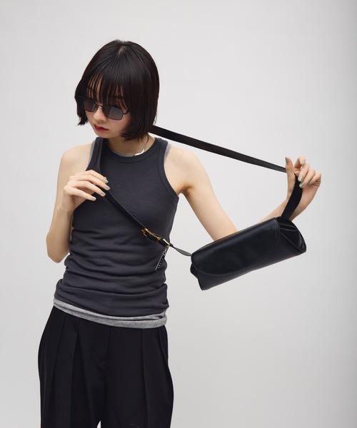 TONER(トナー)の「ラウンドロングミニショルダーバッグ/ワンショルダー/ロゴプレート付き(ショルダーバッグ・レディース・ブラウン/ブラック・FREE)」の8枚目の写真