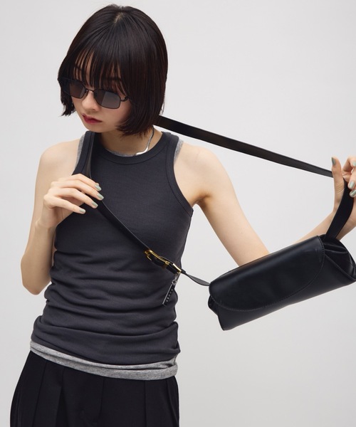TONER(トナー)の「ラウンドロングミニショルダーバッグ/ワンショルダー/ロゴプレート付き(ショルダーバッグ・レディース・ブラウン/ブラック・FREE)」の3枚目の写真