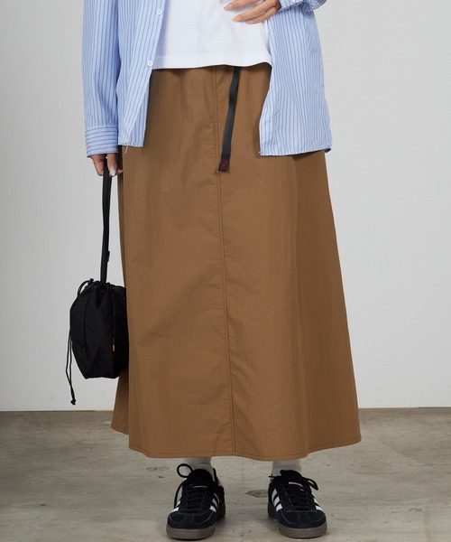 Gramicci(グラミチ)の「Gramicci/グラミチ NYLON FLARE SKIRT ロングスカート(スカート・レディース・ブラック/アイボリー/ブラウン/ライトグリーン/ダークネイビー・S/M/L)」の3枚目の写真