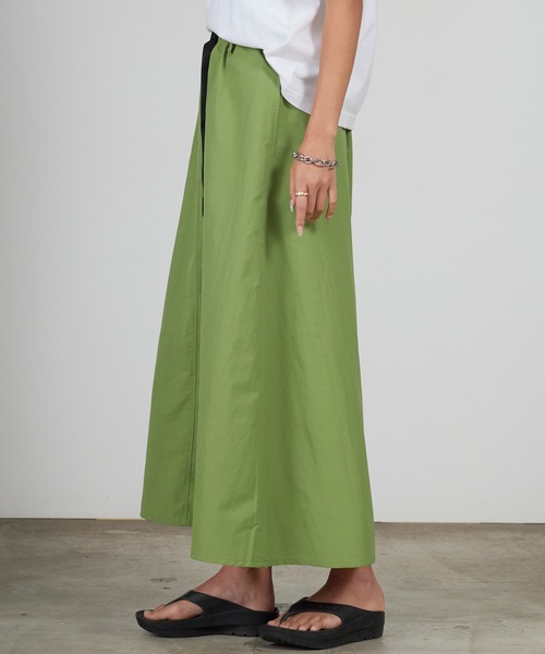 Gramicci(グラミチ)の「Gramicci/グラミチ NYLON FLARE SKIRT ロングスカート(スカート・レディース・ブラック/アイボリー/ブラウン/ライトグリーン/ダークネイビー・S/M/L)」の4枚目の写真