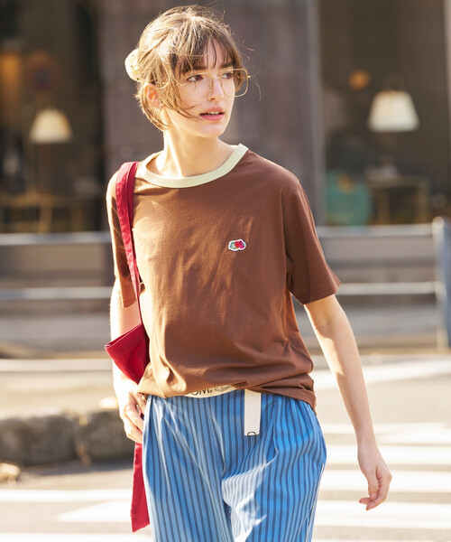 FREAK'S STORE（フリークスストア）の「FRUIT OF THE LOOM × FREAK'S STORE/フルーツオブザルーム 別注 ベーシック半袖Tシャツ（Tシャツ/カットソー・レディース・オフホワイト/ネイビー/レッド/ブラウン/ブラック・MEDIUM/SMALL）」の3枚目の写真