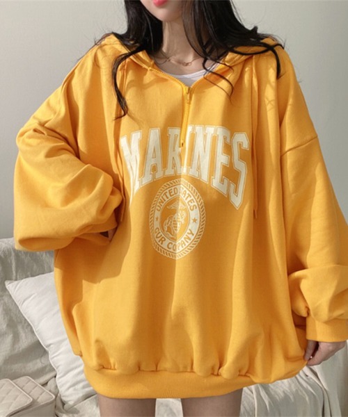 Songe(ソンジュ)の「カレッジロゴ風ハーフジップビックシルエットパーカー(パーカー・レディース・ブラック/イエロー/グレー/グリーン・FREE)」の4枚目の写真