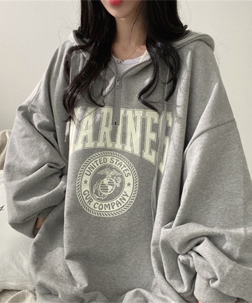 Songe(ソンジュ)の「カレッジロゴ風ハーフジップビックシルエットパーカー(パーカー・レディース・ブラック/イエロー/グレー/グリーン・FREE)」の9枚目の写真