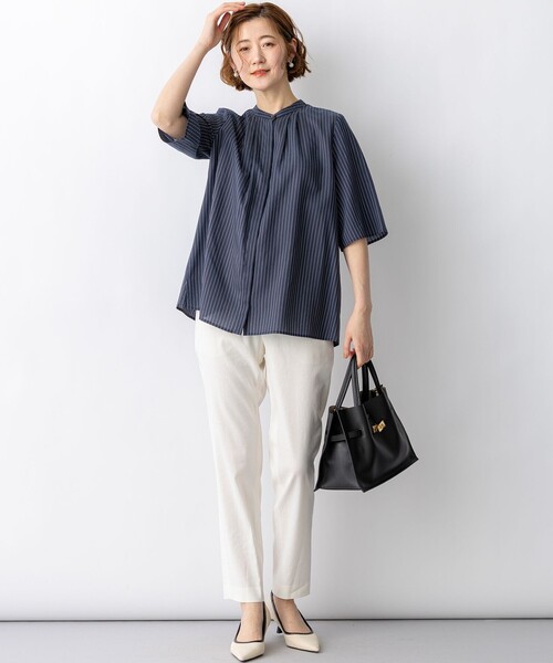 23区 L(ニジュウサンクオオキイサイズ)の「ドライシアーストライプ フロントタック ブラウス(シャツ/ブラウス・レディース・ネイビー系1/ホワイト系1・44/46/48/50)」の3枚目の写真