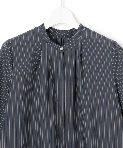 23区 L(ニジュウサンクオオキイサイズ)の「ドライシアーストライプ フロントタック ブラウス(シャツ/ブラウス・レディース・ネイビー系1/ホワイト系1・44/46/48/50)」の11枚目の写真