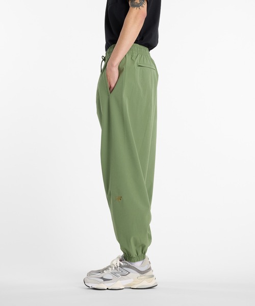 NEW BALANCE(ニューバランス)の「NB GREY ジョガーパンツ(スウェットパンツ・メンズ・グリーン/スミクロ/ベージュ・SMALL/MEDIUM/LARGE/X-LARGE/XX-LARGE)」の14枚目の写真