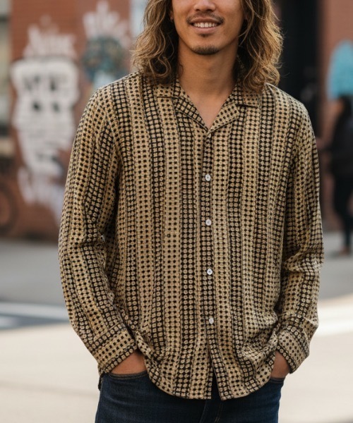 OAS(オーエーエス)の「DESIGN TEE/OAS / 幾何学総柄オープンカラー長袖シャツ ベージュ×ブラウン ドット柄 リゾートシャツ 開襟 大人カジュアル(シャツ/ブラウス・メンズ・ベージュ・X-LARGE/SMALL/LARGE/MEDIUM)」の1枚目の写真