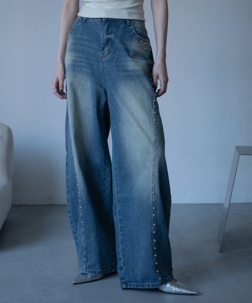 VACANCY(ヴァカンシー)の「スタッズラインワイドデニム(デニムパンツ・レディース・ブルー・LARGE/MEDIUM/SMALL)」の1枚目の写真