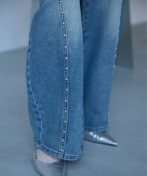 VACANCY(ヴァカンシー)の「スタッズラインワイドデニム(デニムパンツ・レディース・ブルー・LARGE/MEDIUM/SMALL)」の4枚目の写真