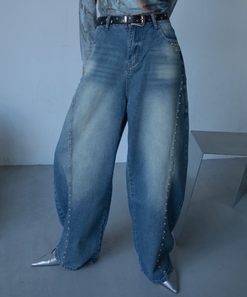 VACANCY(ヴァカンシー)の「スタッズラインワイドデニム(デニムパンツ・レディース・ブルー・LARGE/MEDIUM/SMALL)」の2枚目の写真