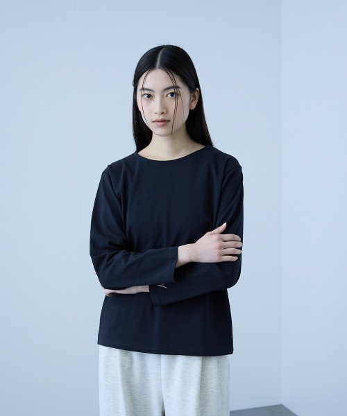 VICKY(ビッキー)の「【シーズンレス】袖刺繍コットンプルオーバー(Tシャツ/カットソー・レディース・オフホワイト/ネイビー/ライトグレー/ブラック・M)」の4枚目の写真