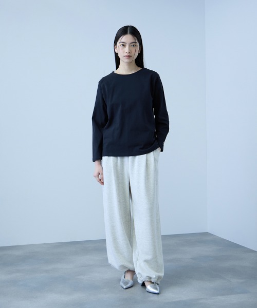 VICKY(ビッキー)の「【シーズンレス】袖刺繍コットンプルオーバー(Tシャツ/カットソー・レディース・オフホワイト/ネイビー/ライトグレー/ブラック・M)」の5枚目の写真