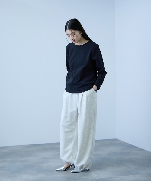 VICKY(ビッキー)の「【シーズンレス】袖刺繍コットンプルオーバー(Tシャツ/カットソー・レディース・オフホワイト/ネイビー/ライトグレー/ブラック・M)」の6枚目の写真