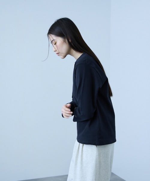 VICKY(ビッキー)の「【シーズンレス】袖刺繍コットンプルオーバー(Tシャツ/カットソー・レディース・オフホワイト/ネイビー/ライトグレー/ブラック・M)」の9枚目の写真