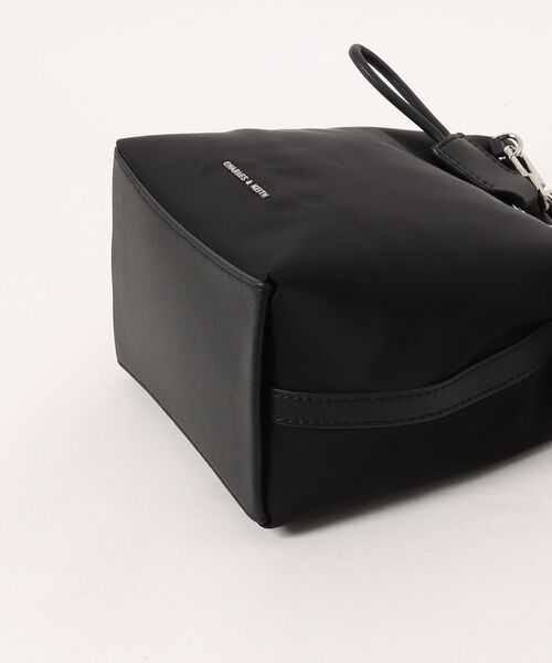 CHARLES & KEITH(チャールズ & キース)の「Levy レヴィー ナイロン バケットバッグ(ショルダーバッグ・レディース・スミクロ/オートミール・S)」の9枚目の写真