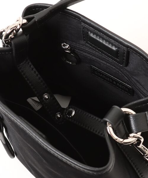 CHARLES & KEITH(チャールズ & キース)の「Levy レヴィー ナイロン バケットバッグ(ショルダーバッグ・レディース・スミクロ/オートミール・S)」の8枚目の写真