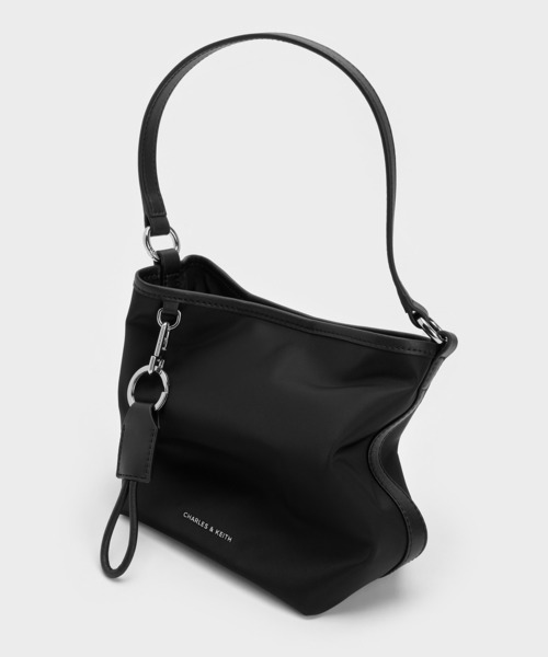 CHARLES & KEITH(チャールズ & キース)の「Levy レヴィー ナイロン バケットバッグ(ショルダーバッグ・レディース・スミクロ/オートミール・S)」の11枚目の写真