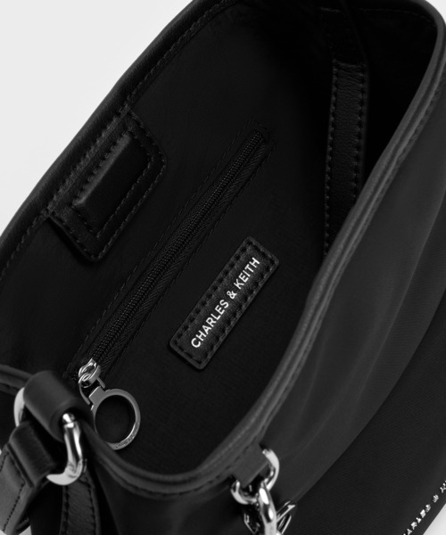 CHARLES & KEITH(チャールズ & キース)の「Levy レヴィー ナイロン バケットバッグ(ショルダーバッグ・レディース・スミクロ/オートミール・S)」の10枚目の写真