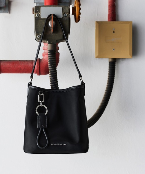 CHARLES & KEITH(チャールズ & キース)の「Levy レヴィー ナイロン バケットバッグ(ショルダーバッグ・レディース・スミクロ/オートミール・S)」の15枚目の写真