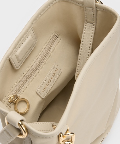 CHARLES & KEITH(チャールズ & キース)の「Levy レヴィー ナイロン バケットバッグ(ショルダーバッグ・レディース・スミクロ/オートミール・S)」の3枚目の写真
