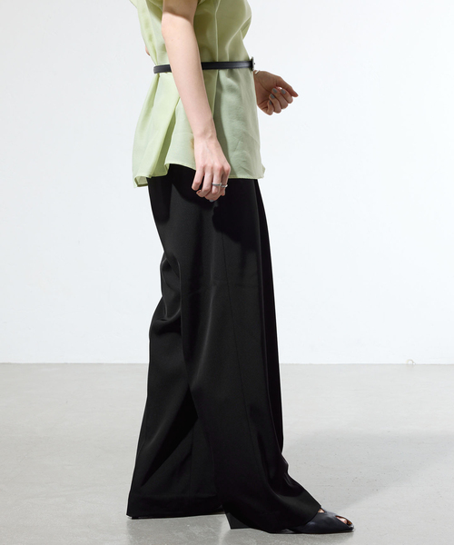 IENA（イエナ）の「《一部カラー店舗限定》ライトツイルセミワイドパンツ（その他パンツ・レディース・ベージュ/ブラック/レッド・34/38/36）」の14枚目の写真