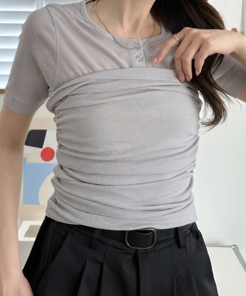umune(ウムネ)の「Tシャツ 半袖 ヘンリーネック ビスチェ風 レイヤード風 ドッキング ギャザー シャーリング デザインTシャツ トップス 夏(Tシャツ/カットソー・レディース・ブラウン/ライトグレー/ライトブルー・FREE)」の2枚目の写真