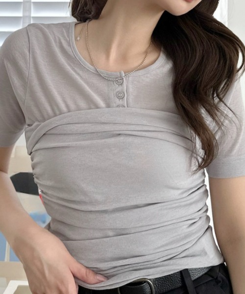umune(ウムネ)の「Tシャツ 半袖 ヘンリーネック ビスチェ風 レイヤード風 ドッキング ギャザー シャーリング デザインTシャツ トップス 夏(Tシャツ/カットソー・レディース・ブラウン/ライトグレー/ライトブルー・FREE)」の4枚目の写真