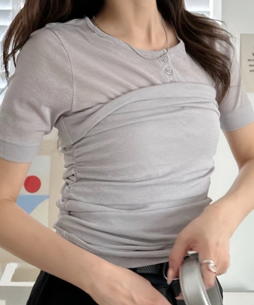 umune(ウムネ)の「Tシャツ 半袖 ヘンリーネック ビスチェ風 レイヤード風 ドッキング ギャザー シャーリング デザインTシャツ トップス 夏(Tシャツ/カットソー・レディース・ブラウン/ライトグレー/ライトブルー・FREE)」の5枚目の写真
