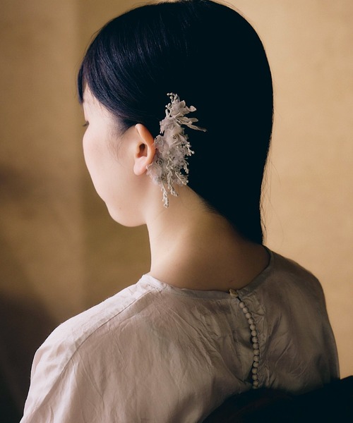 m.soeur(エムスール)の「クレマチスのクリップ(バレッタ/ヘアクリップ・レディース・グレー・FREE)」の4枚目の写真