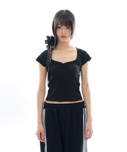 raucohouse(ラウコハウス)の「ハートネックリブ半袖Tシャツ(Tシャツ/カットソー・レディース・ブラック/アイボリー・FREE)」の5枚目の写真