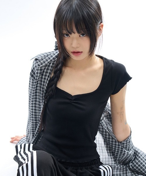 raucohouse(ラウコハウス)の「ハートネックリブ半袖Tシャツ(Tシャツ/カットソー・レディース・ブラック/アイボリー・FREE)」の3枚目の写真