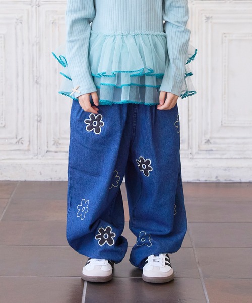 MARKEY'S(マーキーズ)の「お花いっぱいデニムバレルパンツ(デニムパンツ・キッズ・ブルー/ブラック・140/90/80/130/120/110/100/95/150)」の1枚目の写真