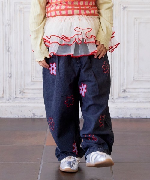 MARKEY'S(マーキーズ)の「お花いっぱいデニムバレルパンツ(デニムパンツ・キッズ・ブルー/ブラック・140/90/80/130/120/110/100/95/150)」の2枚目の写真