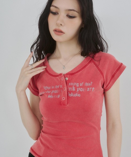 ENVYM(アンビー)の「ヘンリーネックプリントトップス(Tシャツ/カットソー・レディース・レッド/グリーン/ブラック・FREE)」の1枚目の写真