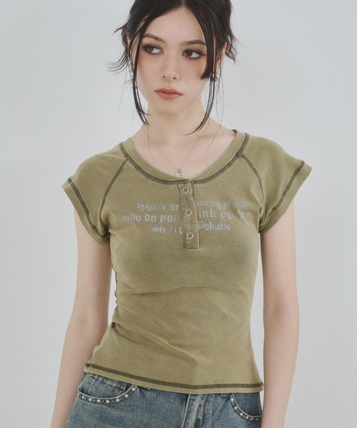 ENVYM(アンビー)の「ヘンリーネックプリントトップス(Tシャツ/カットソー・レディース・レッド/グリーン/ブラック・FREE)」の3枚目の写真