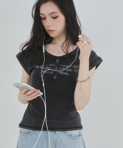 ENVYM(アンビー)の「ヘンリーネックプリントトップス(Tシャツ/カットソー・レディース・レッド/グリーン/ブラック・FREE)」の2枚目の写真