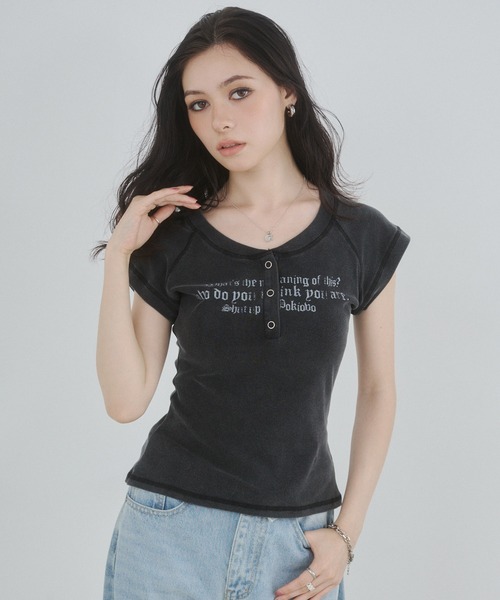 ENVYM(アンビー)の「ヘンリーネックプリントトップス(Tシャツ/カットソー・レディース・レッド/グリーン/ブラック・FREE)」の6枚目の写真