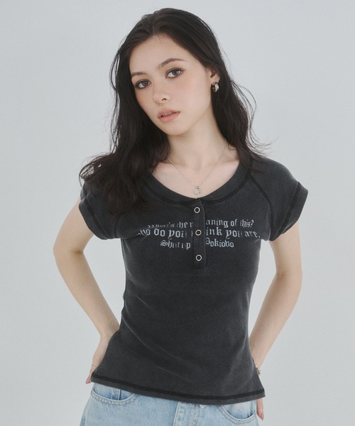 ENVYM(アンビー)の「ヘンリーネックプリントトップス(Tシャツ/カットソー・レディース・レッド/グリーン/ブラック・FREE)」の16枚目の写真