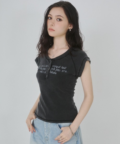 ENVYM(アンビー)の「ヘンリーネックプリントトップス(Tシャツ/カットソー・レディース・レッド/グリーン/ブラック・FREE)」の17枚目の写真