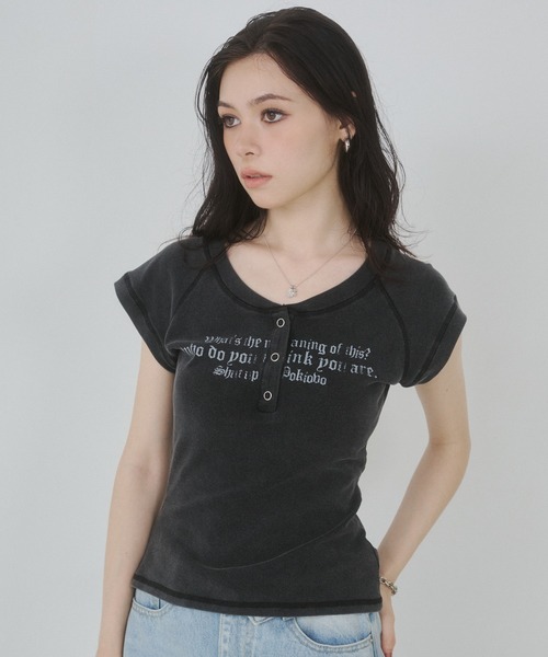 ENVYM(アンビー)の「ヘンリーネックプリントトップス(Tシャツ/カットソー・レディース・レッド/グリーン/ブラック・FREE)」の18枚目の写真