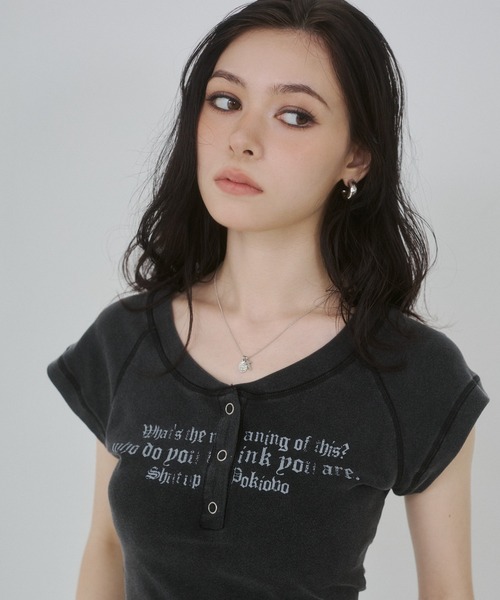 ENVYM(アンビー)の「ヘンリーネックプリントトップス(Tシャツ/カットソー・レディース・レッド/グリーン/ブラック・FREE)」の19枚目の写真