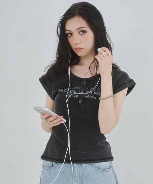 ENVYM(アンビー)の「ヘンリーネックプリントトップス(Tシャツ/カットソー・レディース・レッド/グリーン/ブラック・FREE)」の4枚目の写真