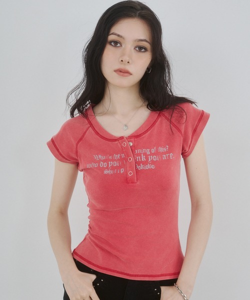 ENVYM(アンビー)の「ヘンリーネックプリントトップス(Tシャツ/カットソー・レディース・レッド/グリーン/ブラック・FREE)」の22枚目の写真