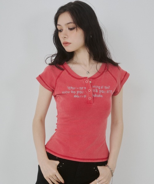 ENVYM(アンビー)の「ヘンリーネックプリントトップス(Tシャツ/カットソー・レディース・レッド/グリーン/ブラック・FREE)」の8枚目の写真