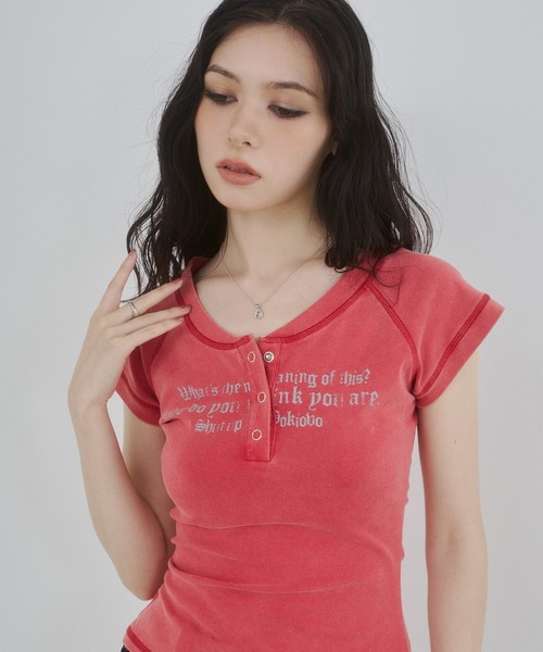 ENVYM(アンビー)の「ヘンリーネックプリントトップス(Tシャツ/カットソー・レディース・レッド/グリーン/ブラック・FREE)」の9枚目の写真