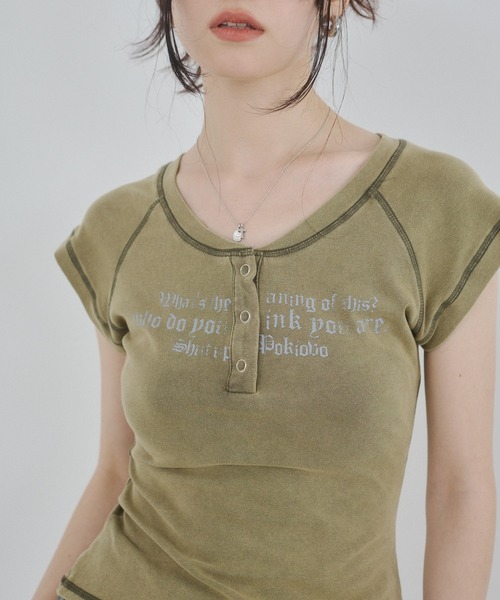ENVYM(アンビー)の「ヘンリーネックプリントトップス(Tシャツ/カットソー・レディース・レッド/グリーン/ブラック・FREE)」の13枚目の写真