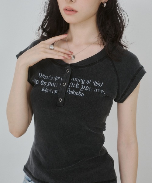 ENVYM(アンビー)の「ヘンリーネックプリントトップス(Tシャツ/カットソー・レディース・レッド/グリーン/ブラック・FREE)」の5枚目の写真