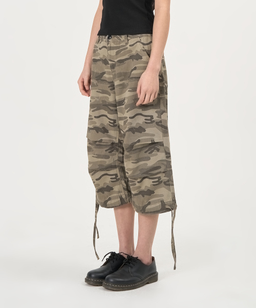 PEPLEE(ペプリー)の「Tuck Strap Camo Capri Pants (Beige)(その他パンツ・レディース・その他・SMALL/MEDIUM/LARGE)」の1枚目の写真