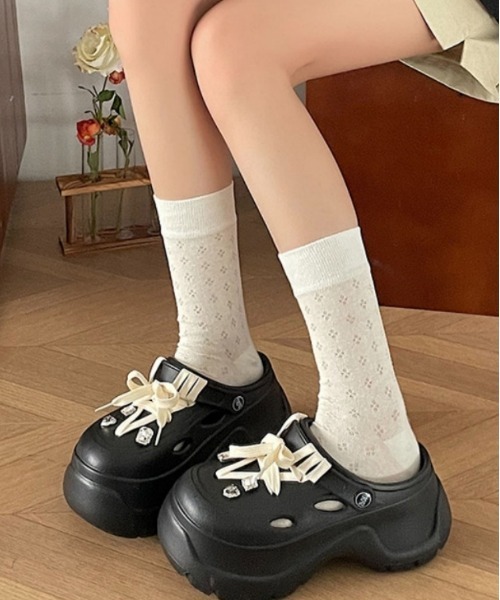 gossip!ロサンゼルス(ゴシップロサンゼルス)の「【Y2Kガーリー】リボン付き レトロ厚底クロッグサンダル(サンダル・レディース・ブラック・L/M/XL)」の1枚目の写真